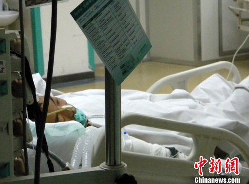 陈浩躺在重症监护室的病床上。冯亚涛 摄