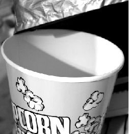 嘉禾万柳影城所出售规格为64oz的中爆米花纸桶(内侧)在紫外分析仪下呈自然乳白色。 本报记者 胡笑红 摄