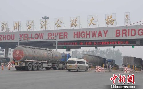 ֣�ݻƺӹ�·�����շ�վ�Ϸ�������Ļ������г��ͺ����ڣ��������еĻ��س���ȴ��ͨ���衣������