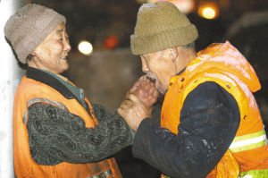 �����Ϸ���ɨѩ�ж����� �ϴ�үΪ�ϰ�ů��(ͼ)