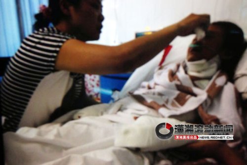 8��4�գ�����������ҦŮʿ����6���Ů��С����������ȥ������·�ֶ���㳡�����Ŀϵ»��Զ�����С���ڲ����ڱ�һ��İ��Ů�ӿ���ʮ�൶��Ŀǰ����ҽԺ���ơ�ͼ/���泿���������ż��� ����־