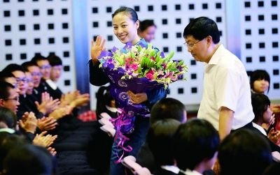 ���磬Ů����Ա����ƽ�ڱ�ʦ���и�ͬѧ���ϵ�һ�Ρ�